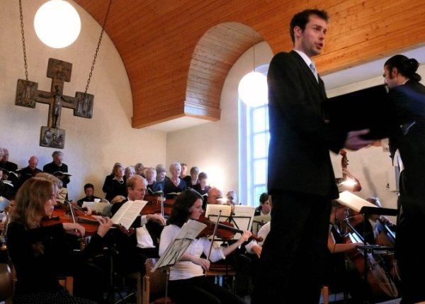 Das Projektorchester und der Chor "Cantate" agierten unter der Leitung von Pascal F. Skuppe. (Foto: Traute Scheuermann)